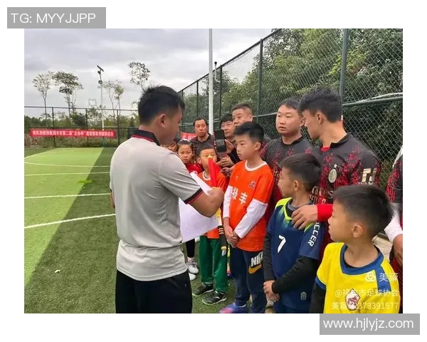 足球明星亲民活动与群众同场踢球展现友谊与热情的精彩瞬间